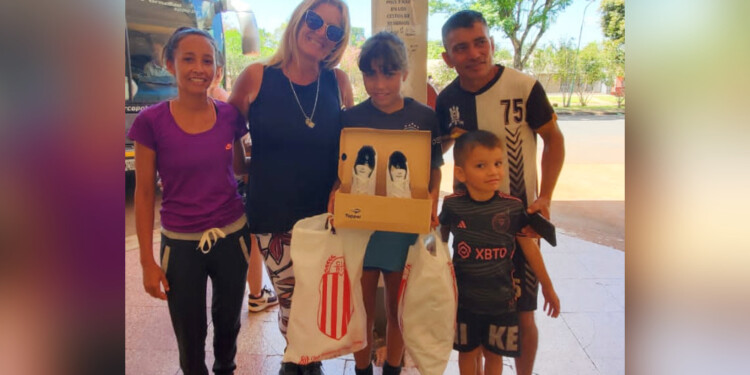 SUEÑO CUMPLIDO. Luz, junto a Analía y su familia, tras recibir la pilcha.