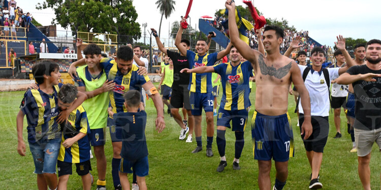 FESTEJO. Alan Almirón (17) fue el encargado de meter el penal definitorio y desatar la euforia en el Tito Cucchiaroni.