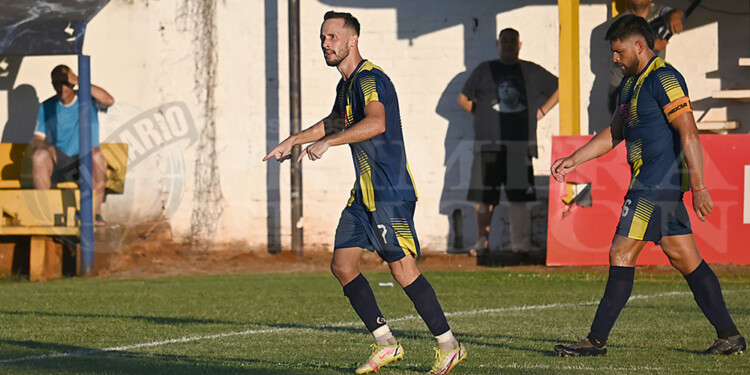 PIEZA CLAVE. Esteban Klyniauk aporta un montón por el sector izquierdo.