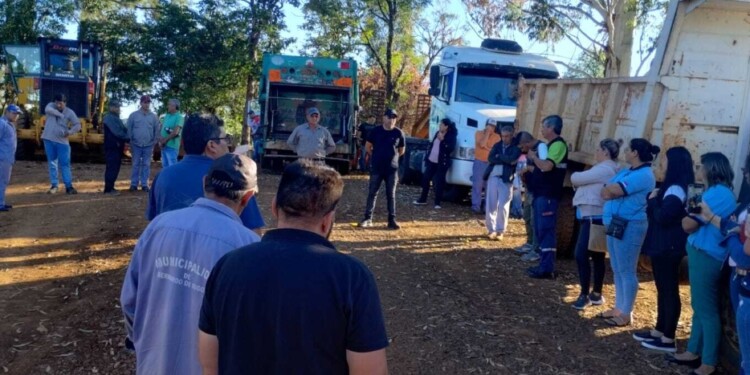 ASAMBLEA. Por falta de respuestas del Ejecutivo municipal, los agentes se concentraron en las instalaciones de la Dirección de Obras Públicas junto a representantes de ATE para buscar una solución a la problemática.