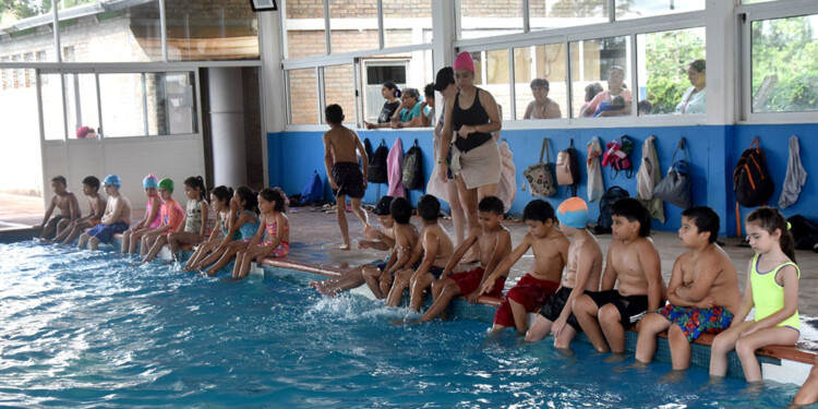 ESPERAN ANSIOSOS. Los pequeños nadadores apostoleños saldrán a competir este sábado en el Provincial.