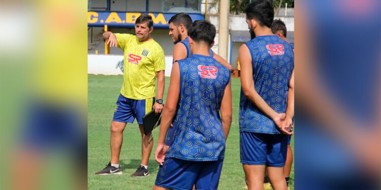 INDICACIONES. “Pico” Salinas, el DT de Mitre, remarca algunos conceptos ofensivos a sus dirigidos antes del juego con Defensores. (Foto: Prensa Mitre)