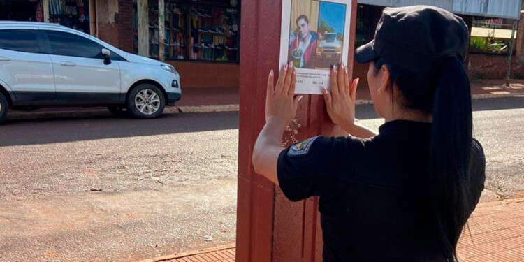 AFICHES. La imagen de Ariel Peña y la camioneta Chevrolet S10 fueron colocadas ayer en el centro de Puerto Esperanza.