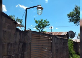 BOP 17: “El farol de la escuela está en una casa”