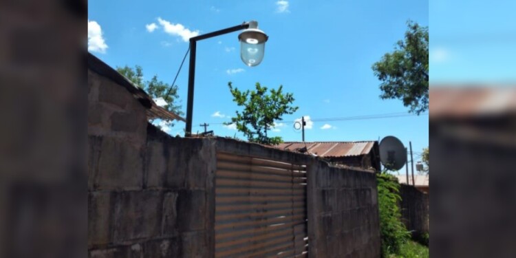 COMO SI NADA. El farol de la escuela que fue robado está instalado en la casa de un vecino del asentamiento, detrás de la institución.