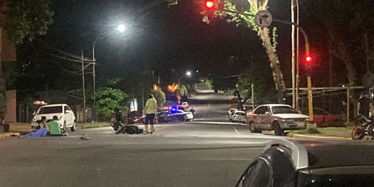 DRAMÁTICA ESCENA. Familiares junto al cuerpo del conocido chipero en el lugar donde se produjo el impacto. Personal policial investiga los motivos del siniestro vial.