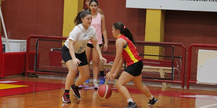 A MOVERSE. Las chicas entrenan todos los martes y jueves en el microestadio Jorge Yamaguchi.