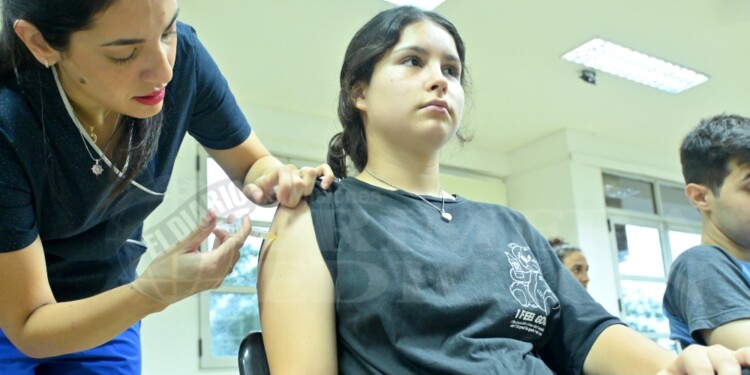 Foto de archivo, vacunación contra el dengue enero 2024