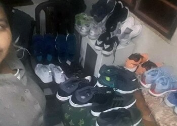 Lava zapatillas a cambio de útiles y mercadería para sus tres chicos