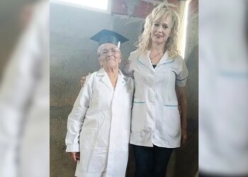 Emotiva historia de una abuela de Eldorado: a sus 78 años, con 10 hijos y 50 nietos, culminó la primaria