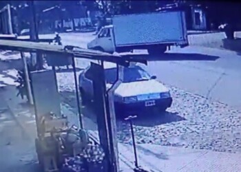 Video: tras una imprudente maniobra, camionero chocó a motociclista y lo hirió de gravedad