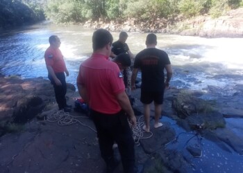 Quedó atrapado entre las piedras y se ahogó