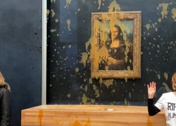 Activistas irrumpieron en el Museo del Louvre y le tiraron sopa a la Mona Lisa