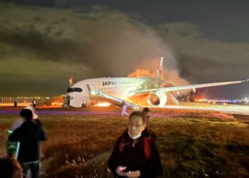 Un avión con 367 pasajeros chocó contra una aeronave militar y se incendió en Japón