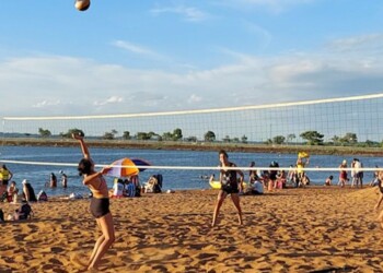 Verano en Posadas: el beach vóley, una de las actividades más elegidas por los jóvenes en esta temporada