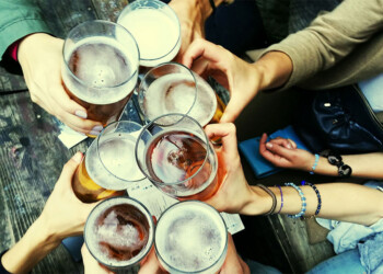 Gastaron casi un millón de pesos en alcohol y usaron una app falsa para pagar