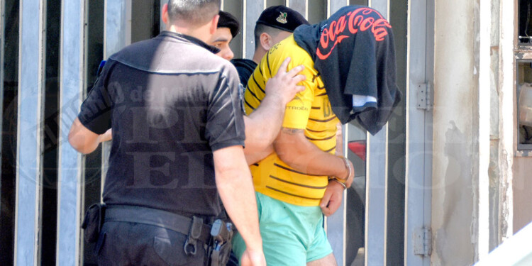 IMPUTADO CON PP. Sergio Ortiz (50) esposado rumbo a su celda tras ser indagado y rechazar las acusaciones el viernes 22 de diciembre pasado en el juzgado de calle Buenos Aires.