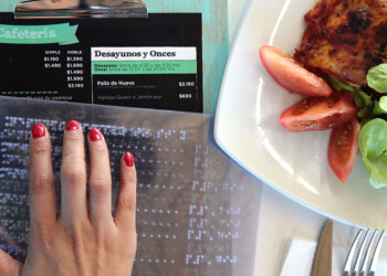 En Misiones solo un emprendimiento transcribe menús y cartas al Braille