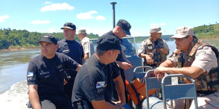 POR AGUA. Rastrillajes en la zona de Puerto Esperanza en el sexto día de búsqueda del hombre desaparecido.