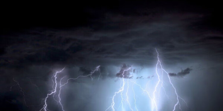 Según la misma teoría conspirativa, el Proyecto HAARP puede modificar el clima, provocando desde tornados, lluvias, truenos, etc.