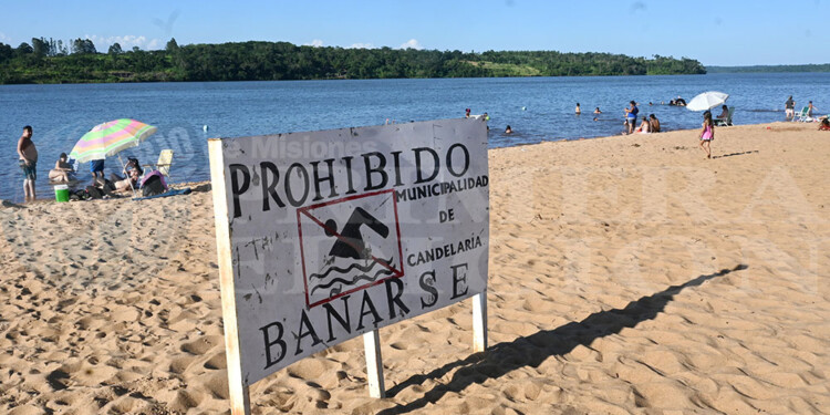 PREVENCIÓN. Familias tratan de refrescarse en pleno verano, a pesar de no estar permitido en algunos sectores.