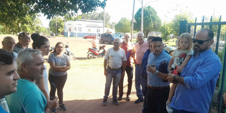 HARTOS. Los vecinos llegaron ayer hasta la COSCAL con un problema que se agudiza en el verano y más aún con el aumento de las conexiones en los barrios que choca con la falta de inversiones en infraestructura.