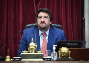 Echan a empleado que designó Maurice Closs en el Senado