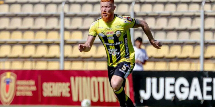 PRESTANCIA. Fioravanti y la pelota, con la camiseta del Táchira venezolano. Ahora se viene la Copa Libertadores.