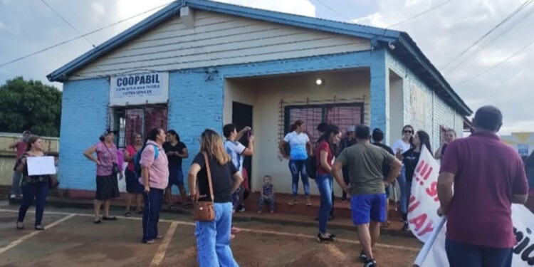 PROBLEMA HISTÓRICO. A principio de año, vecinos de Bernardo de Irigoyen realizaron una manifestación frente a la cooperativa en reclamo por el faltante de agua potable.