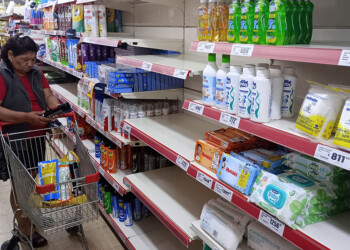 El consumo de productos básicos cae, pero los precios suben día a día