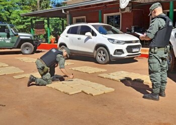 Interceptaron un auto robado con más de 300 kilos de marihuana