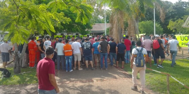 PREOCUPACIÓN. Hay por lo menos 450 trabajadores de cada margen de la represa que fueron despedidos