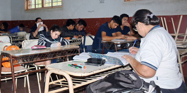 SITUACIÓN CRÍTICA. Docentes no reciben aumento desde octubre y muchos cobran menos desde noviembre.