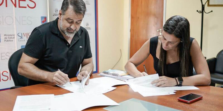 CONVENIO. La rúbrica estuvo a cargo del titular de la cartera sanitaria, Héctor González, y la presidenta del EPRAC, Soledad Balán.