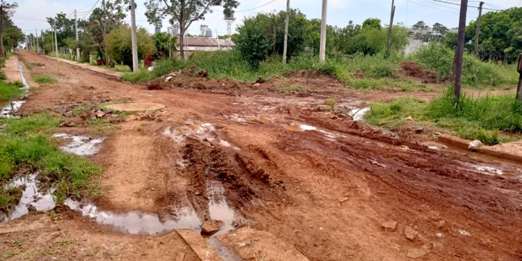 INTRANSITABLE. Desde mayo que los vecinos no pueden ingresar, primero por obras, luego porque no las terminaron.