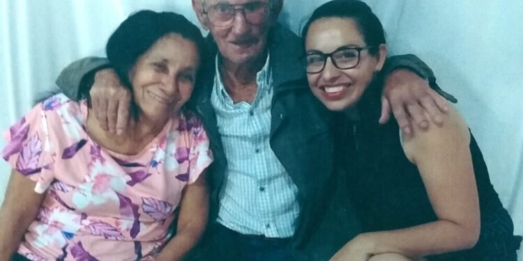 EN SUS BRAZOS. Gladys tiene siempre presente a sus padres y su gran esfuerzo, su papá falleció hace cuatro años.