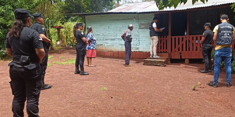 ALLANAMIENTO. En la vivienda de sus familiares los investigadores acudieron en busca del arma de fuego.