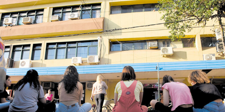 LOS MÁS AFECTADOS. El desfinanciamiento impactaría de forma inmediata en algunos beneficios de los estudiantes como el comedor, los albergues y las becas.