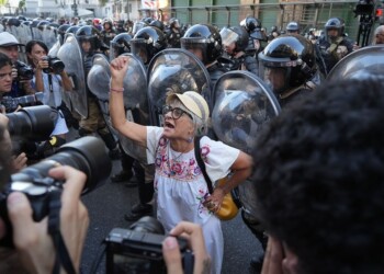Ley Ómnibus: incidentes frente al Congreso entre fuerzas de seguridad y manifestantes