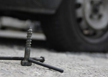 Denuncian que arrojan “pinchos” en la exruta 213 para frenar vehículos y robar a los conductores 