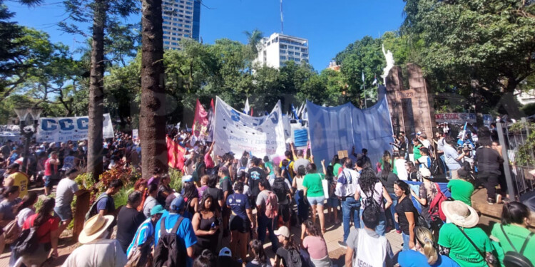 Masiva movilización en Posadas por el paro nacional del 24E