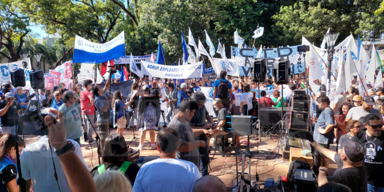 Masiva movilización en Posadas por el paro nacional del 24E