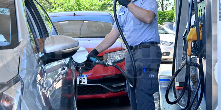 PRESUPUESTO. Llenar el tanque del auto se convirtió en todo un desafío para el bolsillo de los automovilistas.