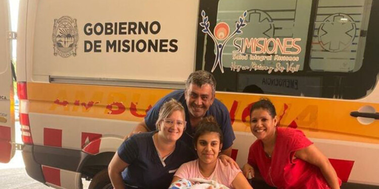 EQUIPO PROFESIONAL. Aunque el parto tuvo lugar en la ambulancia, la joven contó con asistencia profesional.