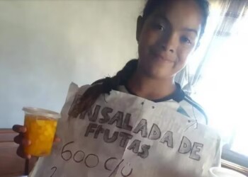 Vende ensalada de frutas para cumplir su sueño y viajar a Misiones