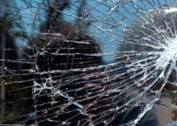 Le apedrearon la casa, le apuntaron con un arma y su hija fue lastimada