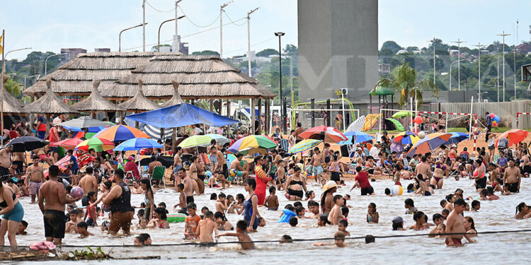 DEMANDA. El primer día del año la gente se volcó de lleno a la playa Costa Sur y al camping municipal, ubicados en Miguel Lanús.