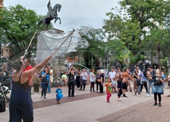 Entre cantos y danza, se realizó el Cacerolazo Cultural en la plaza San Martín de Posadas