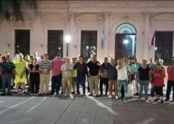 Policías y penitenciarios retirados pasaron la primera noche en la plaza en reclamo de paritarias