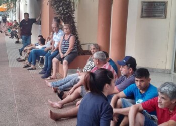 Retirados de la Policía protestan frente a Jefatura, se encadenan e inician huelga de hambre